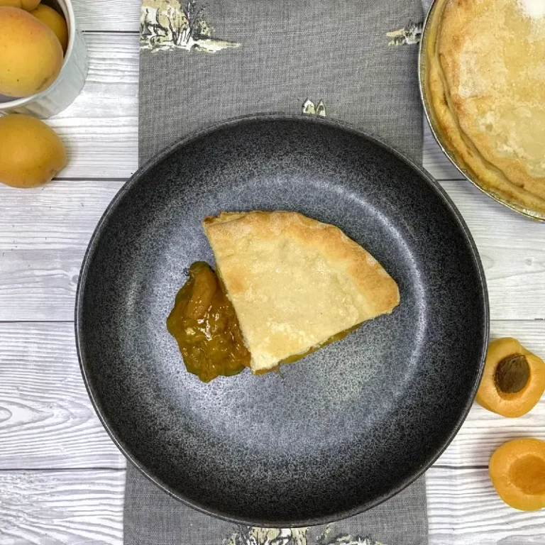Golden baked apricot pie with sweet, tangy apricot filling.