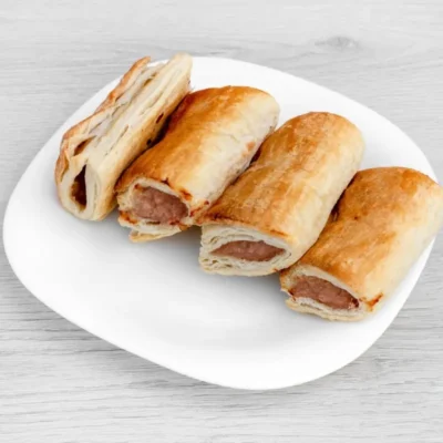 Freshly baked golden cocktail sausage rolls – 12 bite-sized portions, perfect for parties or snacks.